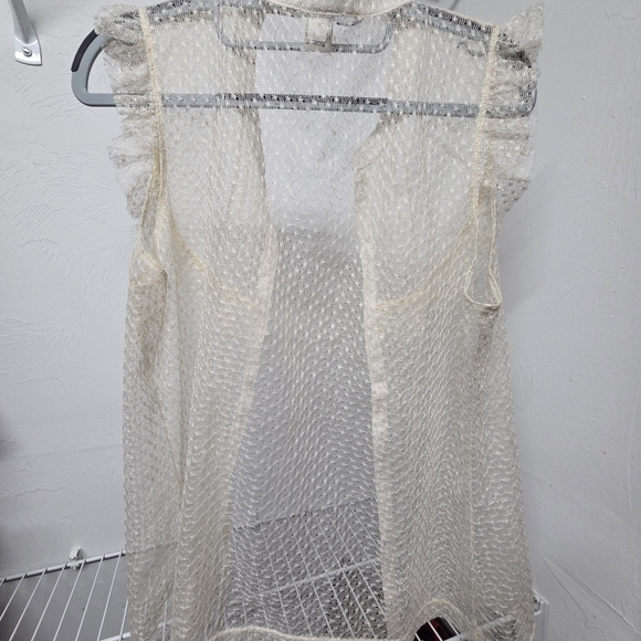 Vintage Banana Republic Cream Lace Sleeveless Blouse - Picture 2 of 3